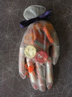 luva transparene com doces! "macabrento" Diy Halloween Goodie Bags, Dulces Halloween, Hershey Candy Bars, Halloween Goodie Bags, Adornos Halloween, Halloween Treat Bags, Homemade Halloween, Bag Ideas, Fete Halloween