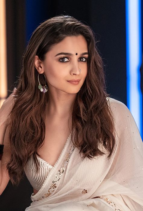 Alia Bhatt Saree, About India, Celebrity Makeup Looks, Bollywood Outfits, New Creation, The Cinema, Quick Outfits, Saree Look, Alia Bhatt