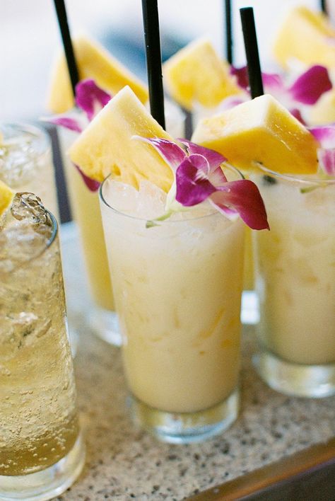 Pina Colada Drinks with Flower and Pineapple Garnishes Beach Wedding Foods, Colada Drinks, Pina Colada Drinks, Hawaiian Cocktails, Pineapple Wedding, Beach Wedding Ideas, Cocktail Names, Pretty Alcoholic Drinks, Cakes Flowers