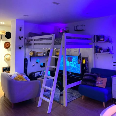 Tv Setup Under Loft Bed, Loft Bed Cup Holder, Loft Bed With Couch Underneath Aesthetic, Cool Loft Rooms, Loft Bed Ideas For Small Rooms Aesthetic, Bedroom Ideas Loft Bed, Cozy Loft Bed, Loft Bed Bedroom Ideas, Small Gamer Bedroom