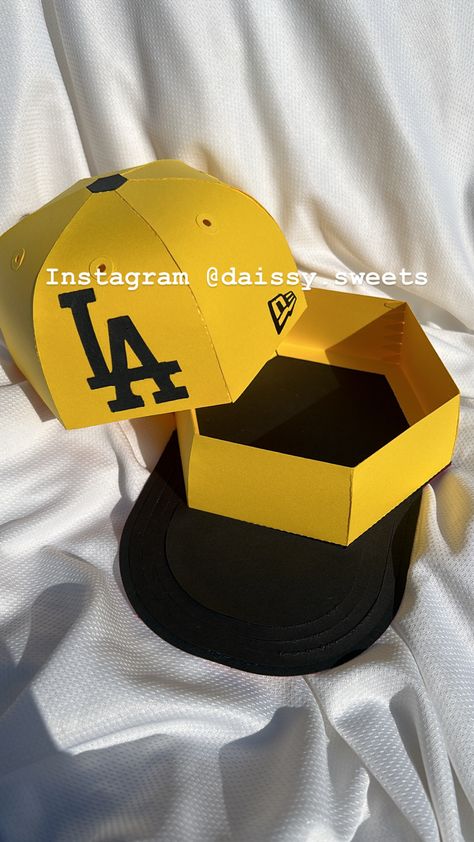 Hat Gift Ideas For Boyfriend, Boyfriend Hat Gifts, Baseball Cap Gift Box Ideas, Dad Hat Cap As Gift, Handmade Baseball Cap As Gift, Photo Gifts Diy, Easy Diy Clothes, Diy Birthday Gifts For Friends, Poster Diy