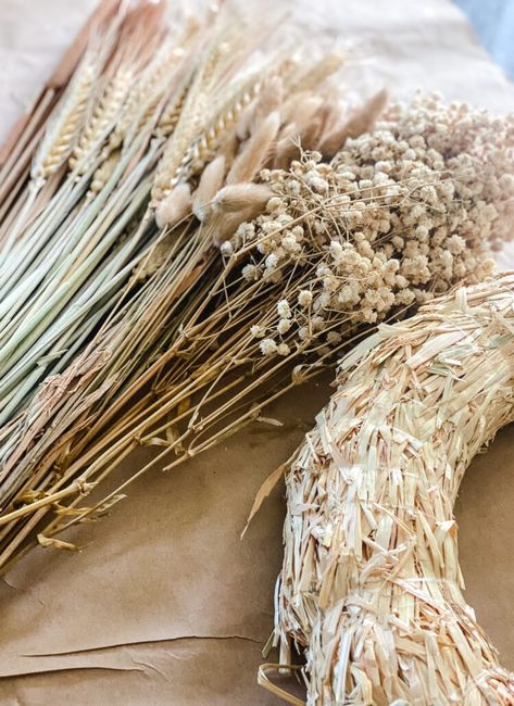 How To Dry Grasses, Dried Wreath Diy, Straw Wreaths Diy, Dried Grass Decor, Drying Grasses, Dry Grass Decor, Diy Wreath Dried Flowers, Dried Grass Wreath, Straw Wreath Ideas