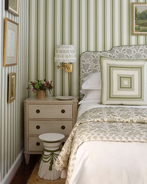 Sarah Bartholomew, Rug Guide, Lee Jofa, Street Design, Traditional Furniture, Striped Wallpaper, Traditional Interior, Guest Bedroom, Traditional Design