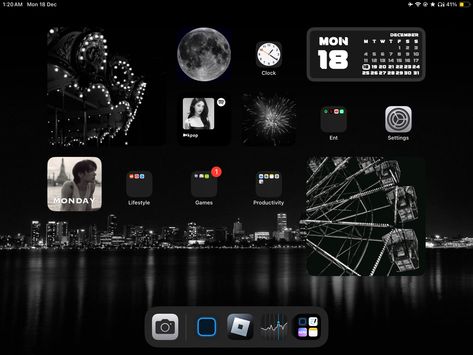 Ios 14 ipad homescreen ideas b&w Aesthetic Black and white homescreen ipad Dark Ipad Theme, Black Ipad Homescreen, Black Ipad Layout, Black Aesthetic Ipad Wallpaper, Ipad Homescreen Ideas Dark, Ipad Set Up Ideas Homescreen, Ipad Organization Homescreen, Black And White Homescreen, Aesthetic Ipad Homescreen Layout