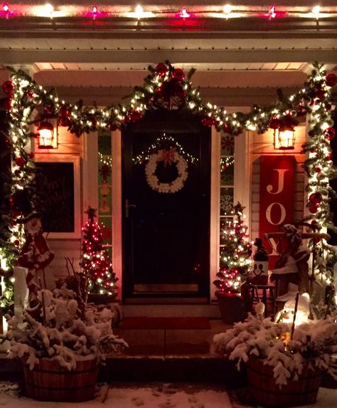 Rustic Porch Decor, Farmhouse Christmas Decorations, Christmas Entry, Christmas Lights Outside, Christmas House Lights, Christmas Dreaming, Rustic Porch, Cozy Christmas Decor, Creative Christmas Trees