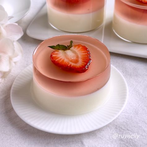 NA Fruit In Jello, Cute Jello Ideas, Jelly Mould Recipes, Strawberry Jelly Recipe, Strawberry Jelly Recipes, Pink Jello, Jelly Food, Jelly Drink, Mousse Desserts