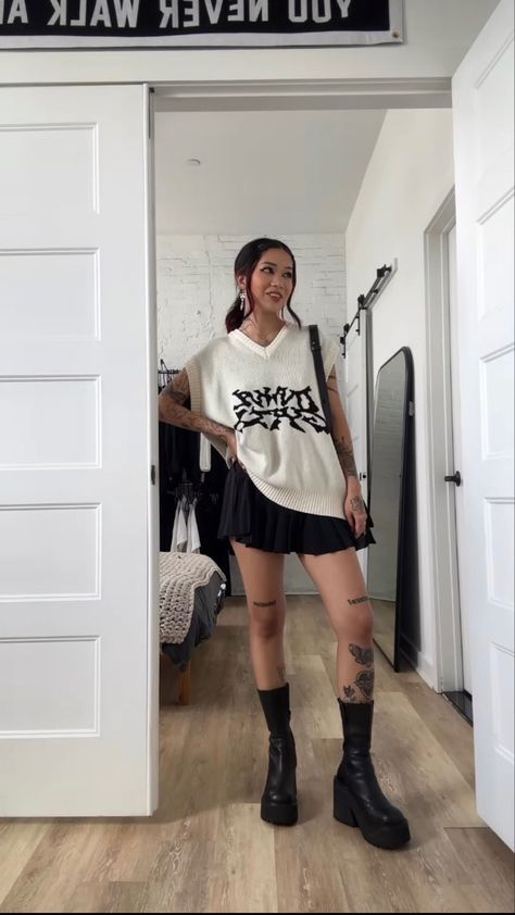 Summer Outfits Tattoos, Emo Music Festival Outfits, The Marias Aesthetic Outfit, All Black Layered Outfit, Urban Street Wear Women, Meg Murayama Outfits, Nyc Street Style 2023, Punk Outfits Summer, Meg Murayama