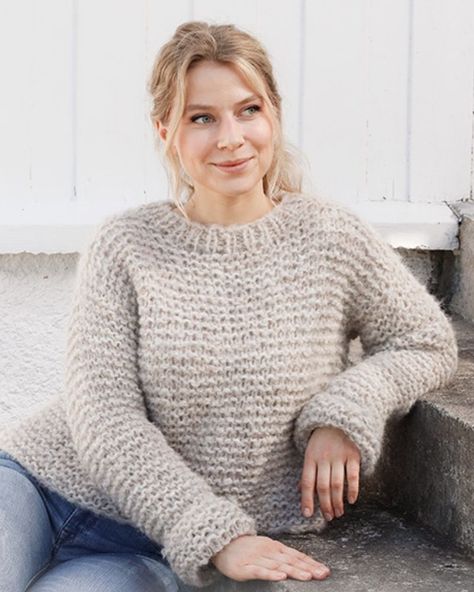 Même les débutants peuvent se lancer à tricoter un pull ! Cardigan Sweater Pattern, Fluffy Sweater, Simple Top, Top Sweater, Sweater Knitting Patterns, Garter Stitch, Free Knitting Pattern, Knit Pattern, Sweater Women