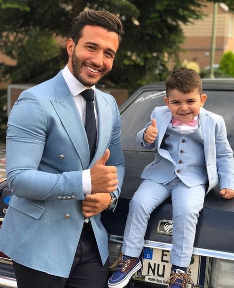 #model #menfashion #look #handsome #fashioninlondon #suit #styleformen #class #classymen #classymenstyle #tailor #menswear #menslook #father&son #familygoals Light Costume, Terno Slim, Mens Fashion Suits Casual, Like Father Like Son, Wedding Casual, Sky Light, Men With Street Style, Mens Suit Jacket, Men Suit