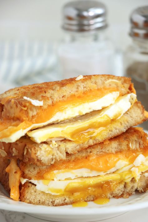 Breakfast Sandwhich Ideas, Grilled Egg Sandwich, Onion Ring Fried Egg Breakfast Sandwich, Cheesy Egg Bagels, Gourmet Egg Sandwich, Egg Salad Grilled Cheese, Grilled Cheese Egg Sandwich, Grilled Cheese Sides, Egg Grilled Cheese Sandwich