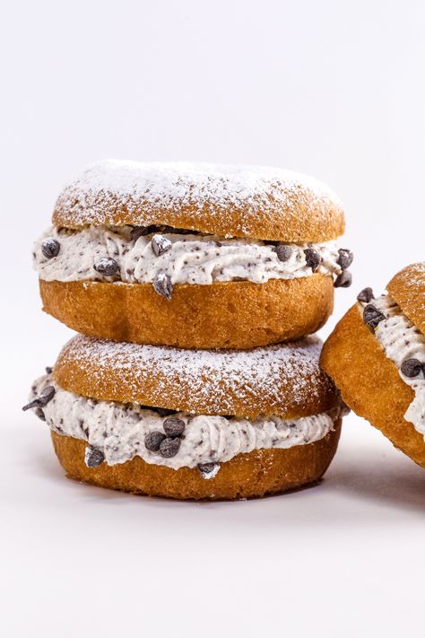 Donut Sandwich Desserts, Donut Sandwich Ideas, Unique Donuts Ideas, Donut Desserts, Donut Sandwich, Cannoli Desserts, Doughnut Recipe Easy, Holy Cannoli, Plain Cake