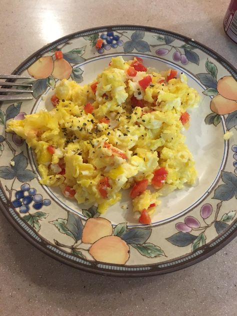 Scrambled eggs with tomatoes and onions. [Homemade] Scrambled Eggs With Tomatoes, Eggs With Tomatoes, Baked Crackers, Recipe Example, Food Rules, Vegetarian Keto, Food Images, Celebrity Chefs, Recipe Images