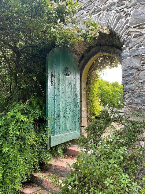 Secret Garden Door, Fotografi Vintage, Our Path, 수채화 그림, Photo S, Garden Doors, Beautiful Doors, Garden Structures, Garden Cottage