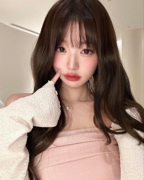 IVE , kpop idol , korean makeup , inspiration , ulzzang , goals , pretty , coquette aesthetic , pose ideas , hair , douyin inspo Makeup Ala Korea, Ive Wonyoung, Won Young, Medium Length Hair Cuts, Korean Makeup, Iz One, Kpop Idols, Kitsch, It Girl