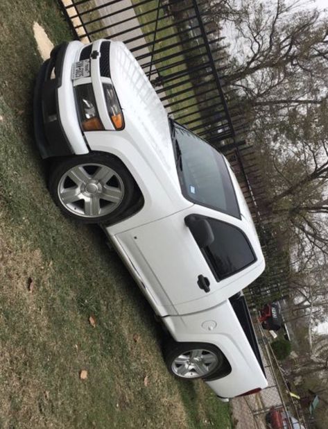 Dropped Chevrolet Colorado - Silverado wheels Chevrolet Colorado 2005, Silverado Wheels, Ford Svt, Lowered Trucks, Custom Pickup Trucks, Custom Chevy Trucks, Truck Mods, Mini Truck, Chevy Colorado