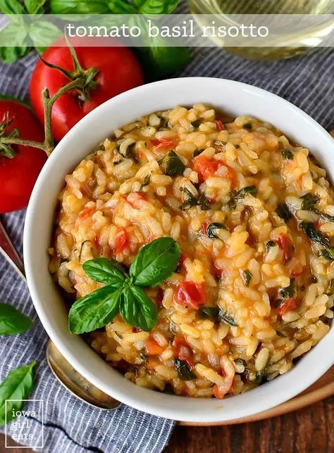 Overhead photo of bowl of tomato basil risotto Risotto Ideas, Basil Risotto, Meatless Entrees, One Pan Recipe, Spinach Risotto, Easy Risotto, Risotto Recipes Easy, Amaretti Cookies, Lantern Centerpiece