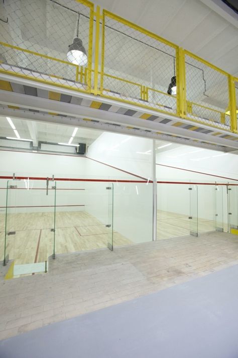 Squashynski Squash Club / BUCK.ARCHITEKCI Squash Court Design, Tennis Locker Room, Squash Court Interior, Squash Sport Logo, Sport Hall Architecture, Squash Club, Squash Tennis, Indoor Tennis, Multipurpose Hall