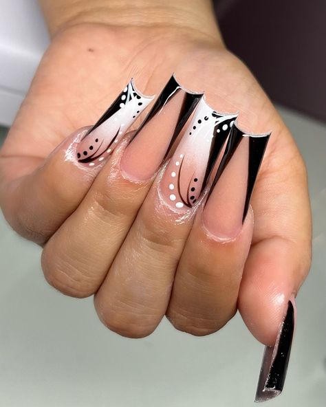 Araceli Alvarez | 90s vibes🖤🤍 @elegancenailsupply Black liner gel White gel polish Gloss topcoat Gardenia Dc: ARACELI🖤 . . . . . #nailsnailsnails… | Instagram White Gel Polish, Nails Gorgeous, Airbrush Nail Art, 90s Nails, Airbrush Nails, 90s Girl, Baby Nails, Long Acrylic, Black Liner