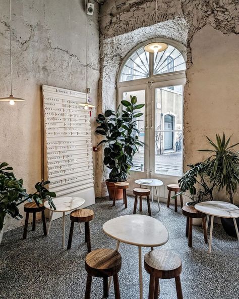 Coffeeshop | Cafe | Featuring @comoba_lisboa Use #cafesglobally to get featured 📍 Lisbon, Portugal 📸 by @imkellyliang Follow @cafesglobally 🤎⁠ Follow… | Instagram Lisbon Cafe, Cafe Plants, Cosy Cafe, Mini Cafe, Mini Apartments, Good Breakfast, Cafe Seating, Cute Cafe, Coffee Shop Design