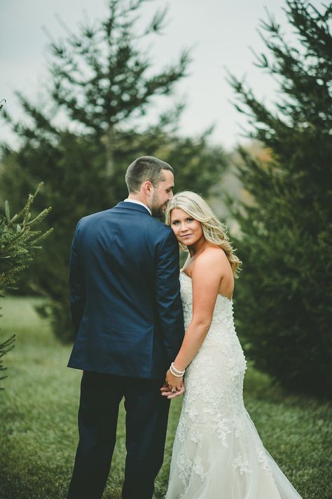 Casual Wedding Photo Ideas, Small Wedding Photography Poses, Backyard Wedding Photography Poses, Small Intimate Wedding Photography, Simple Wedding Photo Ideas, Wedding Prompts, Wedding Prompts Photography, Traditional Wedding Pictures, Small Church Wedding Photos