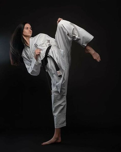 Female Karate, Tkd Girl, Karate Photos, Karate Picture, Karate Women, Jiu Jutsu, Martial Arts Photography, Taekwondo Girl, Women Karate