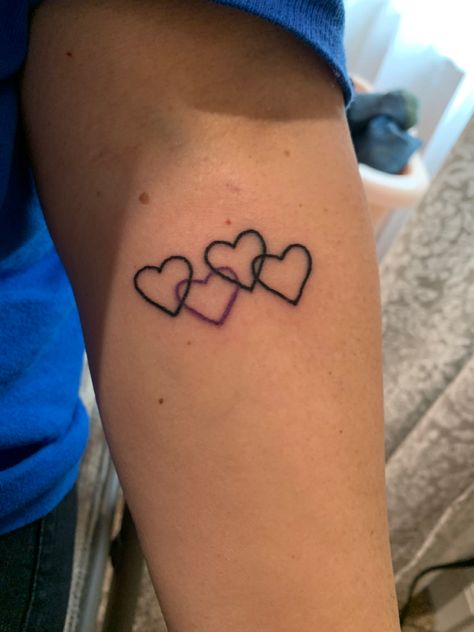 Heart Tattoo For Sisters, Connected Heart Tattoo, Six Hearts Tattoo, Horizontal Hearts Tattoo, Tattoos Representing Siblings, Multiple Hearts Tattoo, 4 Interlocking Hearts Tattoo, 5 Of Hearts Tattoo, 5 Hearts Tattoo Family