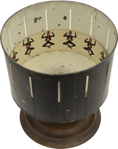 The Zoetrope produces the illusion of movement by viewing individual images through narrow slits in a rotating cylinder. The device was created with the name Doedaleum in 1833 by English mathematician William George Horner (1786-1837). The Scottish physicist James Clerk Maxwell improved Horner’s original design in 1868 by introducing concave lenses to the slits, eliminating distortion. Flip Book Video, Persistence Of Vision, History Of Animation, Principles Of Animation, George Melies, Flip Book Animation, Frame By Frame, Final Major Project, Old Technology