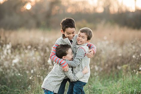 3 Brothers Photography Poses, Three Sibling Photography, 3 Boys Photoshoot Ideas, Three Siblings Photoshoot, 3 Brothers Picture Ideas, Three Brothers Photo Shoot, Brother Photography Poses, Siblings Portraits, Siblings Photoshoot