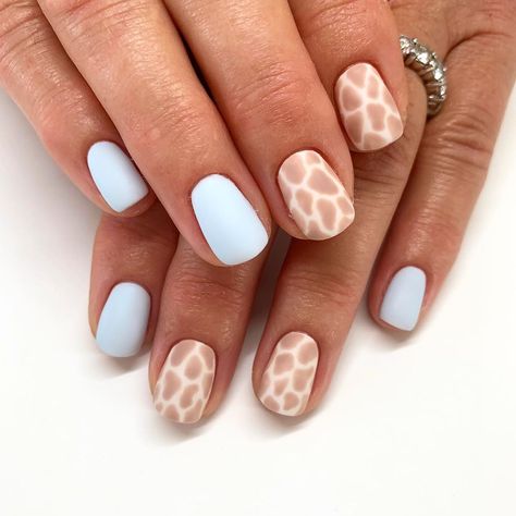 Giraffe Nails Designs, Jungle Nail Art, Safari Nail Ideas, Safari Themed Nails, Nails Giraffe, Safari Nail Art, Safari Nails Designs, Giraffe Print Nails, Zoo Nails