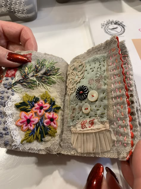 Slow Stitching Books, Fabric Journal Pages, Slow Stitching Tutorial, Slow Stitching Ideas Hand Embroidery, Slow Stitching Textile Art, Art Quilts Ideas, Slow Stitching Projects, Textile Art Projects, Slow Stitching Ideas