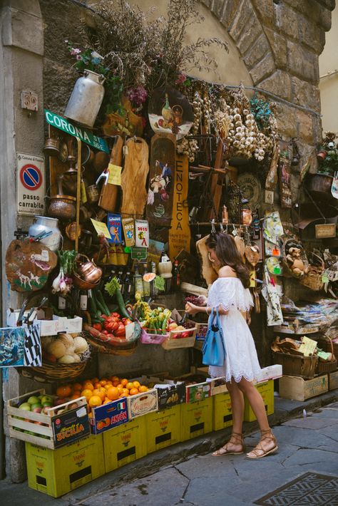 Italian Street Market, Italian Food Market, Florence Apartment Italy, Florence Core, Florence Pictures, Summer In Florence, Florence Market, Natural Interior Style, Florence Apartment