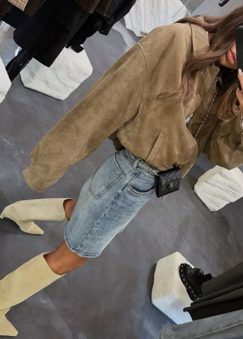 Solo Date Outfit Ideas, Shoulder Pad Top Outfit, Unique Going Out Outfits, Outfit Going Out, Fashion Trends 2025 Spring Summer Women, Waste Management Open Outfits, Spring Outfits 2025 Trends, Nude Shoes Outfit, Boots And Shorts Outfit