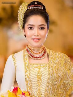 ထိုင်မသိမ်း Design, Myanmar Traditional Wedding Dress, Myanmar Wedding Dress, Burmese Wedding, Anime Princess Dress, Myanmar Wedding, Summer Dresses Tutorial, Unusual People, Elven Wedding Dress