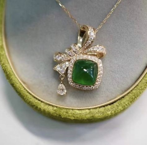 Biedermeier Furniture, Diamond Necklace Indian, Interesting Jewelry, Batik Kebaya, Neck Pieces Jewelry, Elegant Jewellery, Art Jewelry Design, Diamond Pendant Sets, Colour Stone