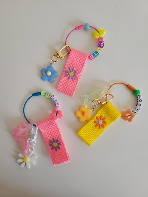 Flower butterfly friendship bead trendy y2k keychain keyring custom tag - Etsy Brasil Y2k Keychain, Keychain Craft, Bracelets Handmade Diy, Diy Tassel, Bead Charms Diy, Flower Butterfly, Custom Tags, Diy Creative Crafts, Cute Keychain