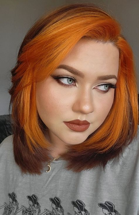 Orange copper hair and warm fall makeup Copper Split Dye Hair, Alternative Dyed Hair, Cool Hair Dye Ideas For Short Hair, Red And Copper Hair, Orange Copper Hair, Copper Orange Hair, Modern Rockabilly, Makeup Orange, Cheveux Oranges