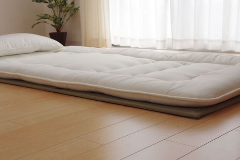 Futon: Japanese bed option Japanese Floor Bed, Japanese Futon Bed, Tatami Futon, Japanese Mattress, Beautiful Bed Designs, Floor Futon, Japanese Futon Mattress, Japanese Bed, Minimalist Dekor