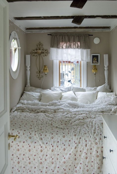 Huge Bed, Bed Inspiration, Family Bed, Bed Nook, Big Bed, Bedroom Nook, Bedding Inspiration, Big Beds, Gorgeous Bedrooms