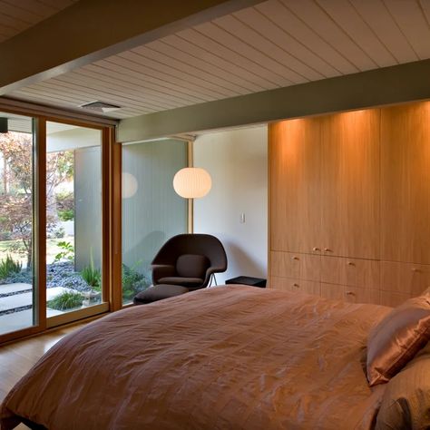 75 Beautiful Midcentury Bedroom Ideas and Designs - October 2023 | Houzz UK Space Saving Storage Ideas, Midcentury Bedroom Ideas, Storage Ideas Bedroom, Space Saving Bedroom, Retro Bedrooms, Light Hardwood, Hardwood Floors Dark, Brown Floors, Bedroom Pictures