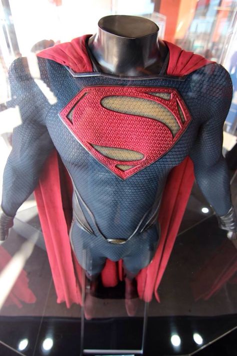 Omg the Superman outfit ❤ Man Of Steel Suit, Red Capes, Superman Outfit, Superman Love, Superman Suit, Superman Costume, Superman Cosplay, Superman Pictures, Comic Superhero