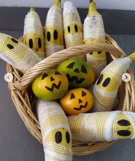 Childrens Halloween Party, Dulces Halloween, Halloween Infantil, Spooky Halloween Treats, Healthy Halloween Treats, Halloween Fruit, Get Ready For Halloween, Decorações Com Comidas, Fun Decorations