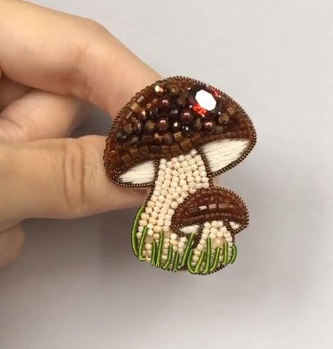 Old Jewelry Crafts, Crochet Brooch, Felt Beads, Beadwork Embroidery, Beadwork Designs, Brooch Diy, Beading Crafts, Bead Embroidery Jewelry, Bead Stitching