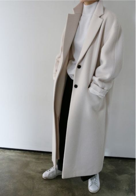 Iphone Board, Long White Coat, Fashion Gone Rouge, Sneakers Fashion Outfits, White Coat, Scandi Style, Coat Outfits, Urban Outfits, Clothing Boutique