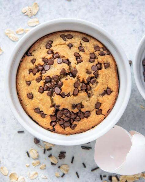 TIKTOK Viral Chocolate Chip Baked Oats | Healthy Fitness Meals Protein Baking Recipes, High Protein Baking, Chocolate Chip Baked Oats, Low Calorie Cookies, Baked Desserts, Fitness Meals, Protein Baking, Healthy Fitness Meals, Sweet Potato Hash