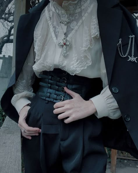 Ouji Fashion, Vampire Clothes, Victorian Vampire, Vampire Aesthetic, Victorian Clothing, Cooler Look, Prom Outfits, Fancy Outfits, Character Outfits