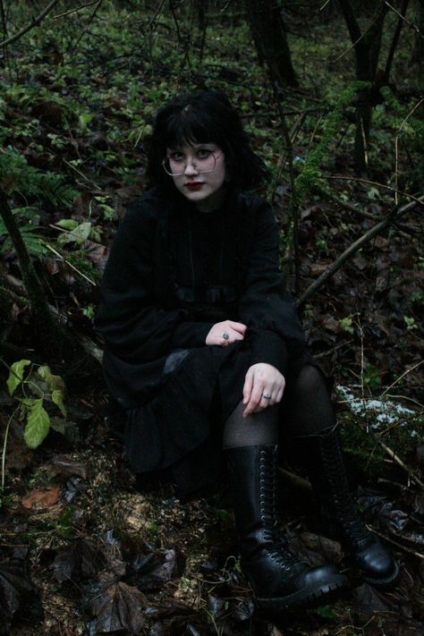 Plus Size Gothic Photoshoot, Goth Poses Photography, Dullcore Outfits, Goth Senior Pictures, Forest Goth, Chubby Goth, Goth Photoshoot, Hippy Goth, Nature Goth