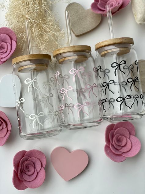 Clear Cups With Vinyl Cute Ideas, Coquette Party Favors, Soft Girl Life, Customized Cups, Coquette Decor, Marker Holder, Painting Glass Jars, Cute Coffee Cups, Pretty Mugs