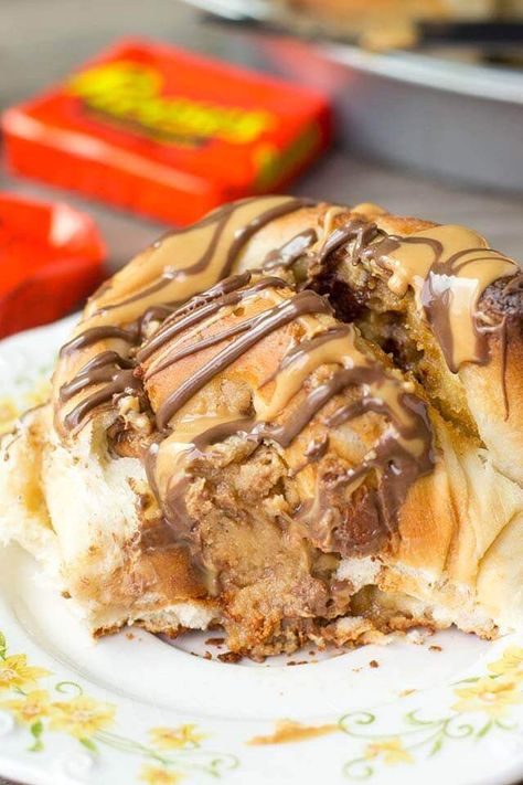 Reese's Stuffed Sweet Rolls Recipe {Homemade Breakfast Buns} Breakfast Peanut Butter, Holiday Candy Recipes, Fabulous Desserts, Peanut Butter Cream, Sweet Roll Recipe, Reese's Peanut Butter Cups, Best Chocolate Desserts, Breakfast Rolls, Peanut Butter Desserts