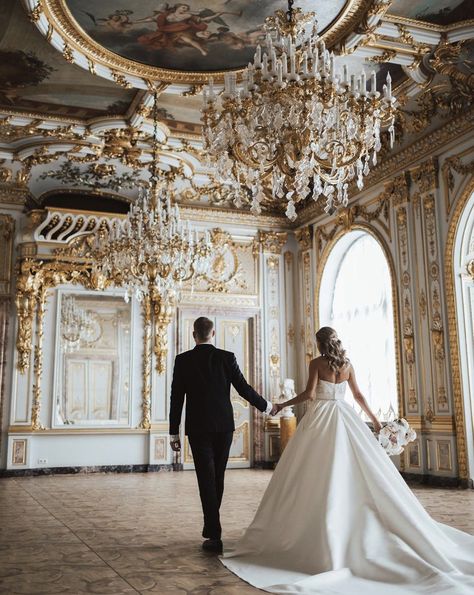 Luxury Wedding Photoshoot, Castle Wedding Photos, Royal Themed Wedding, Recreate Photos, Arch Photography, Prague Wedding, Wedding Castle, Dream Wedding Reception, Wedding Shooting