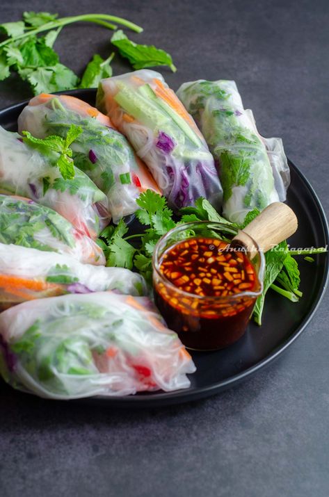 Vegan Summer Rolls- Rice Paper Rolls - Tomato Blues Vegan Rice Paper Rolls, Vietnamese Rice Paper Rolls, Summer Rolls Recipe, Rice Wrappers, Rice Paper Recipes, Rice Paper Wraps, Light Summer Meals, Rice Paper Rolls, Vegan Rice